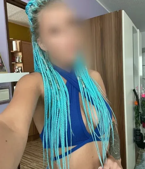 Amira, 33