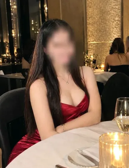 Emina, 30