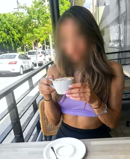 Ivana, 32